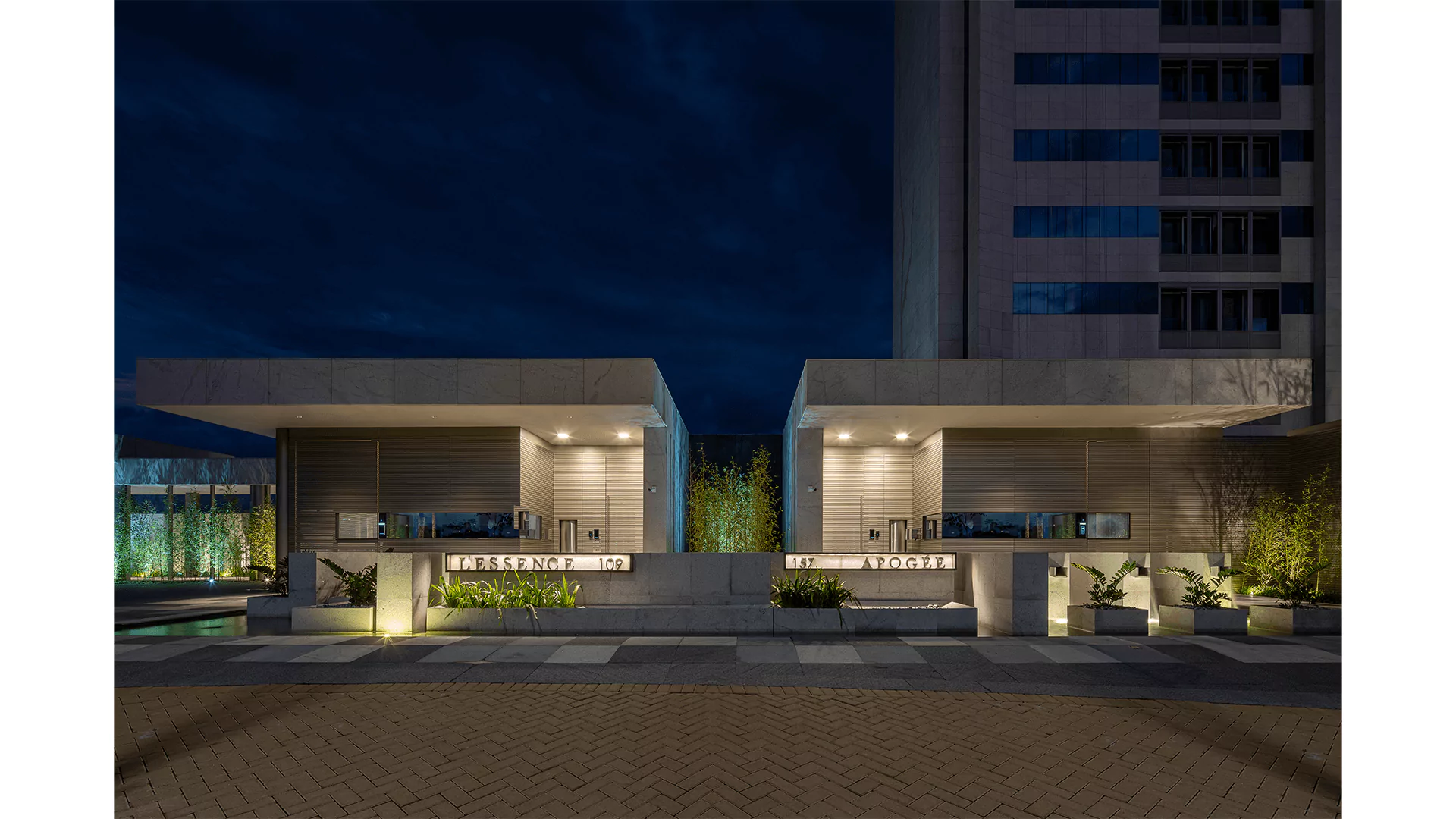 Entrada em foto noturna L´Essence e Apogée