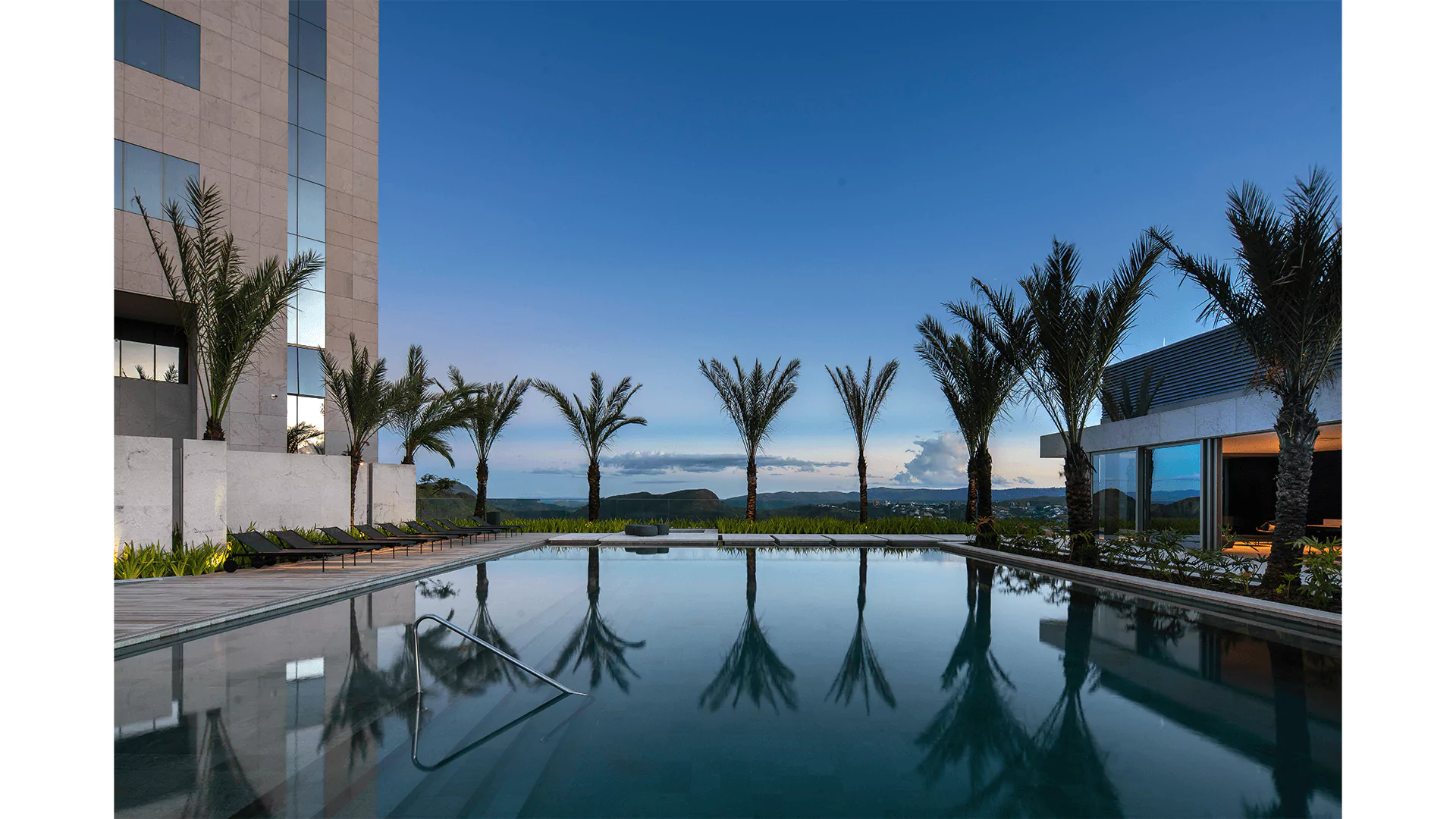 Piscina climatizada e pinheiros
