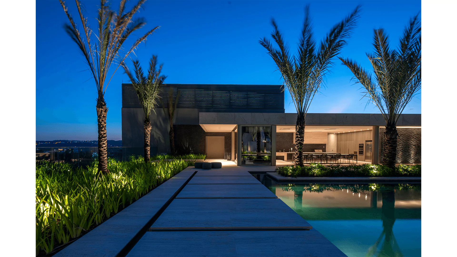 Espaço gourmet e piscina.