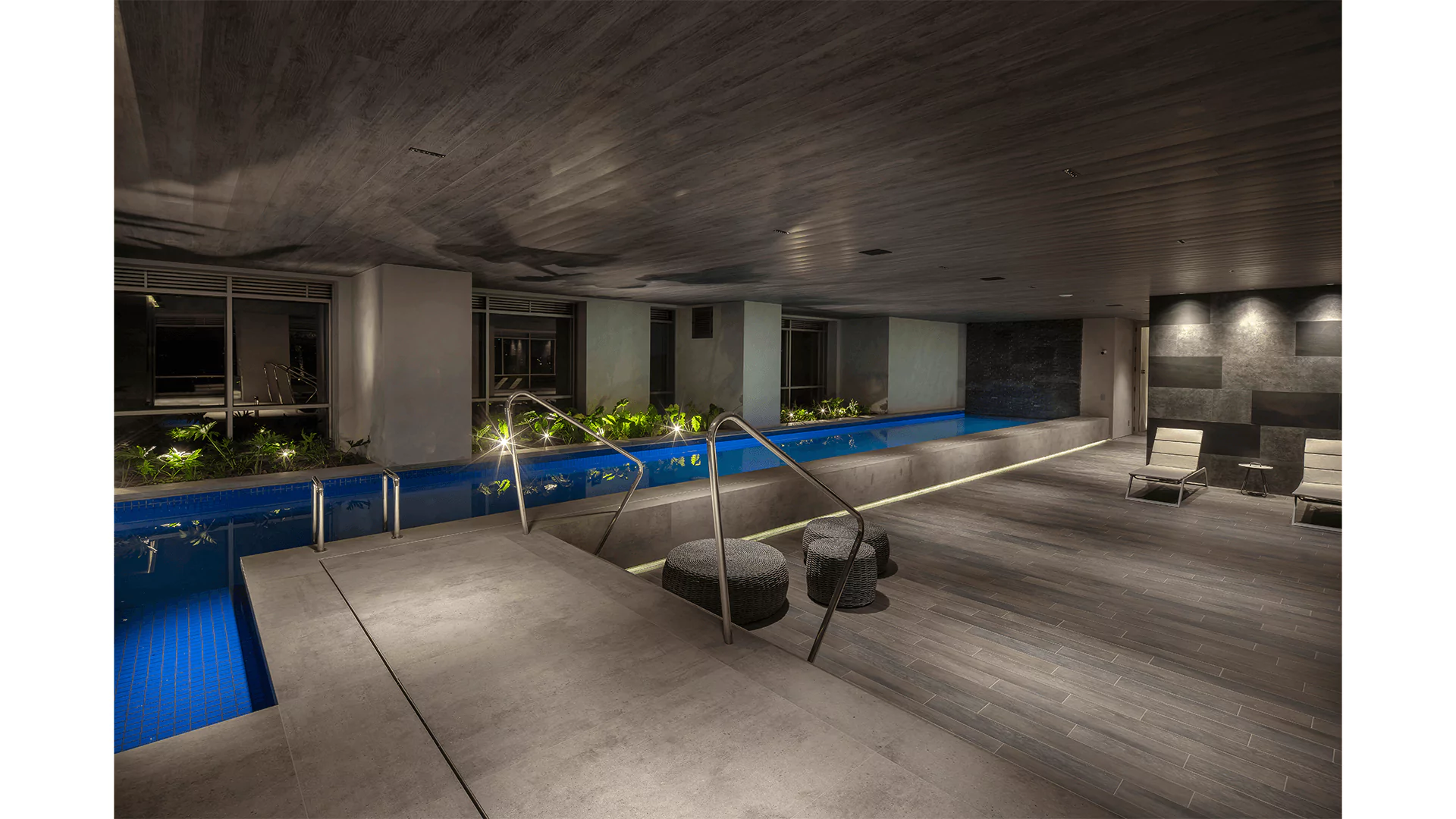 Piscina climatizada coberta com raia e espaço piscina