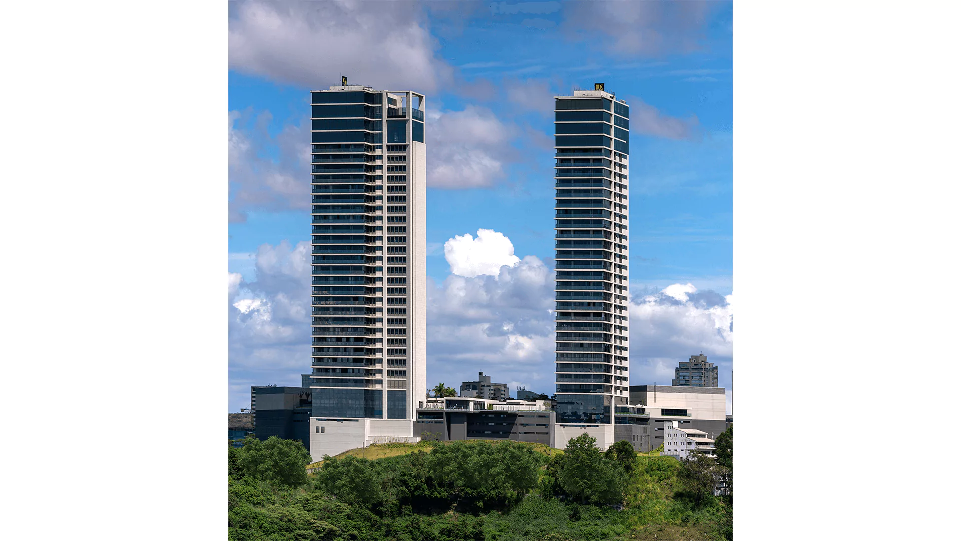 Vista das duas torres dos prédios L´Essence e Apogée