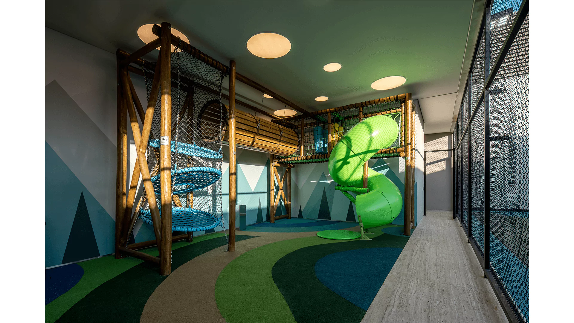 Espaço kids como brindeos e quadra poliesportiva