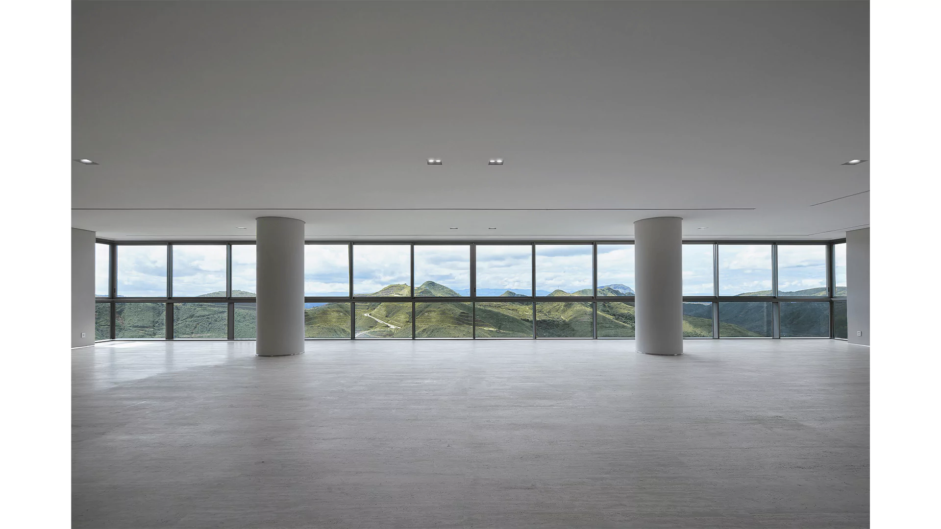 Espaço amplo com vista para as montanhas