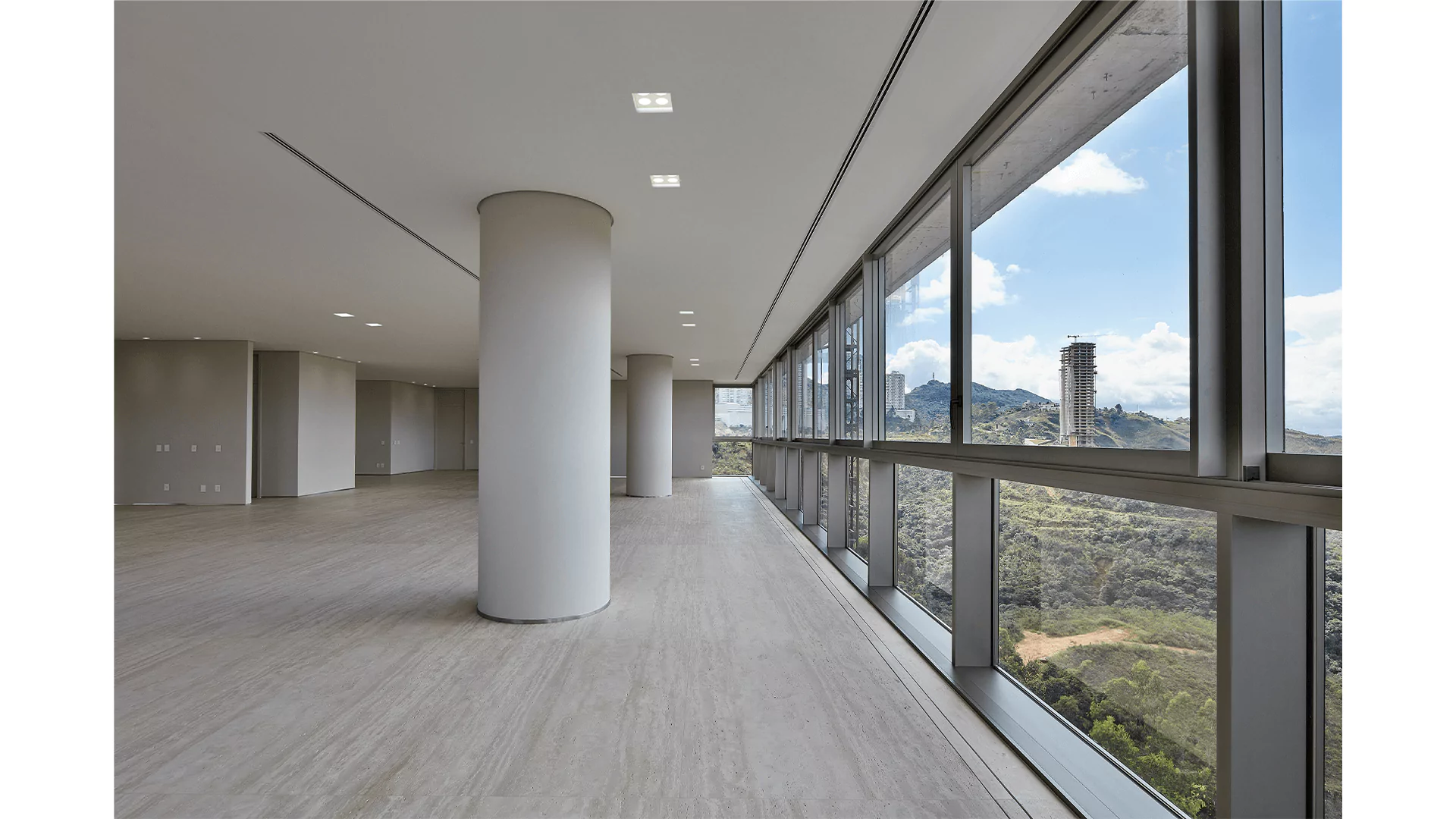 Espaço amplo com vista para as montanhas