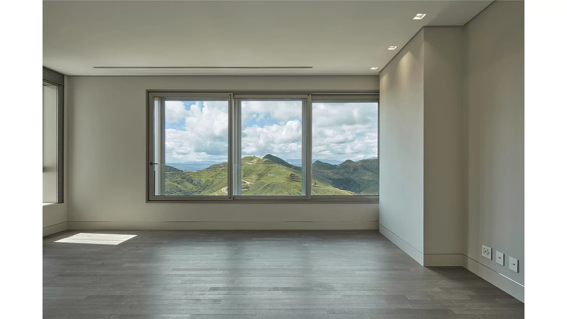 Sala ampla com vista para as montanhas