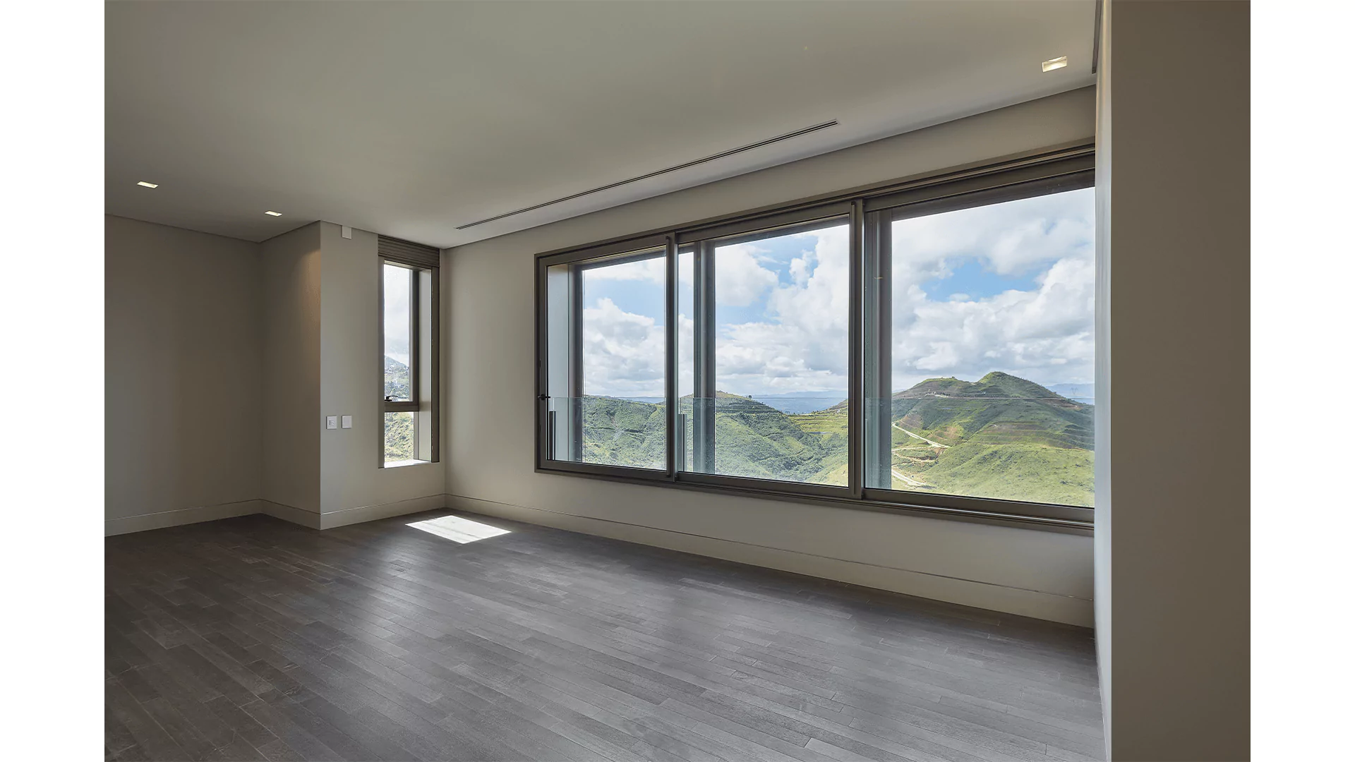 Espaço interno com vista para montanhas