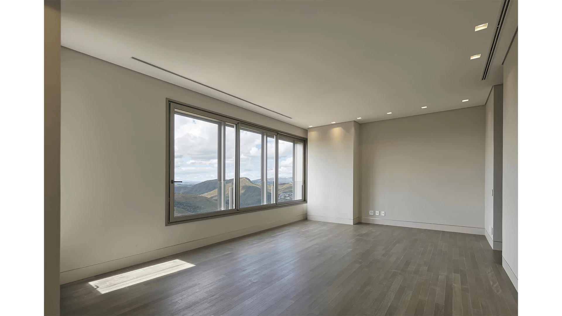 Sala ampla com vista para montanhas